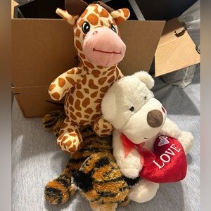 Group of 3 stuffed animals 🦁🦒🧸🤍